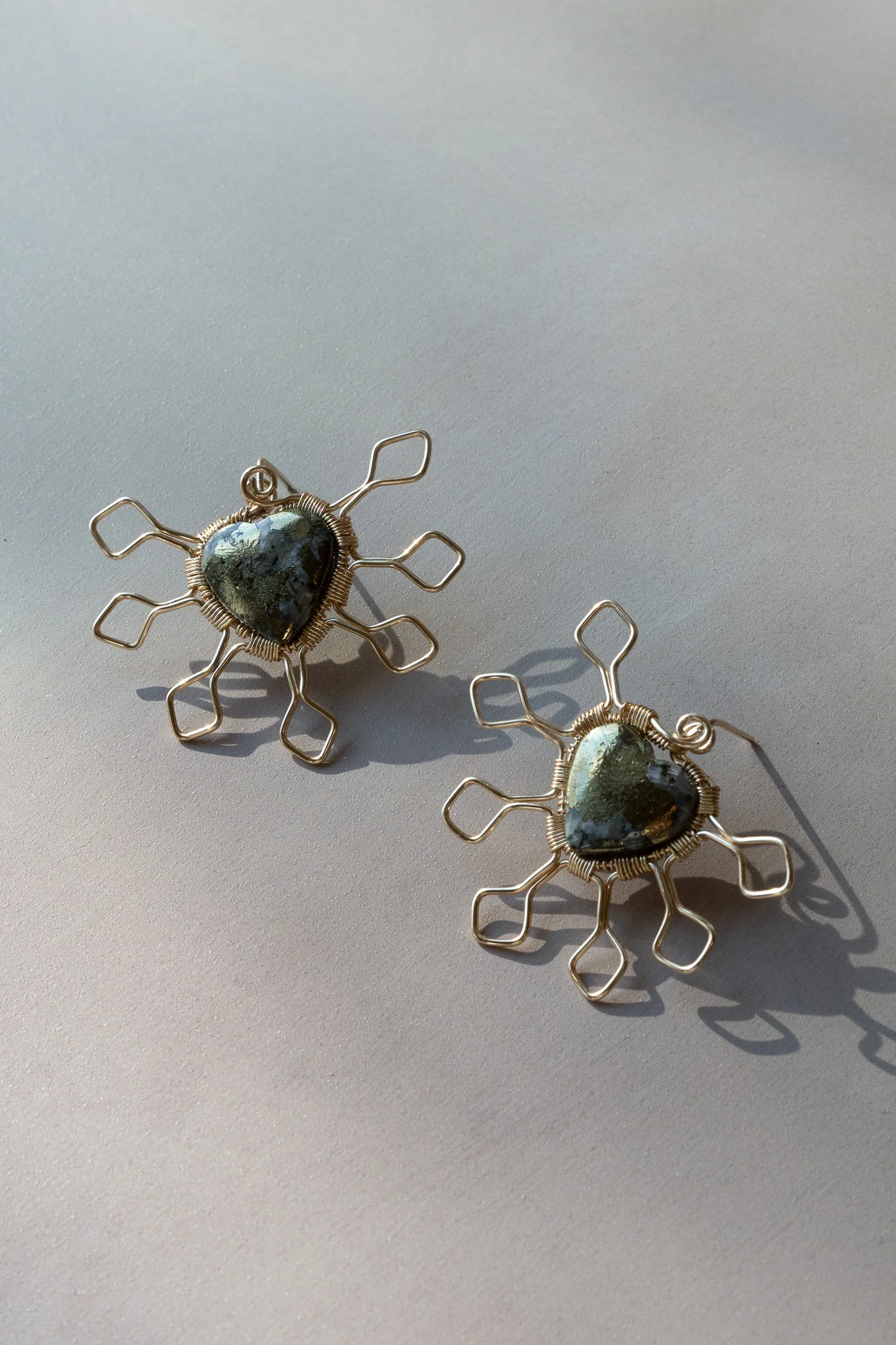 Chalcopyrite Corazón Earrings - Image 3