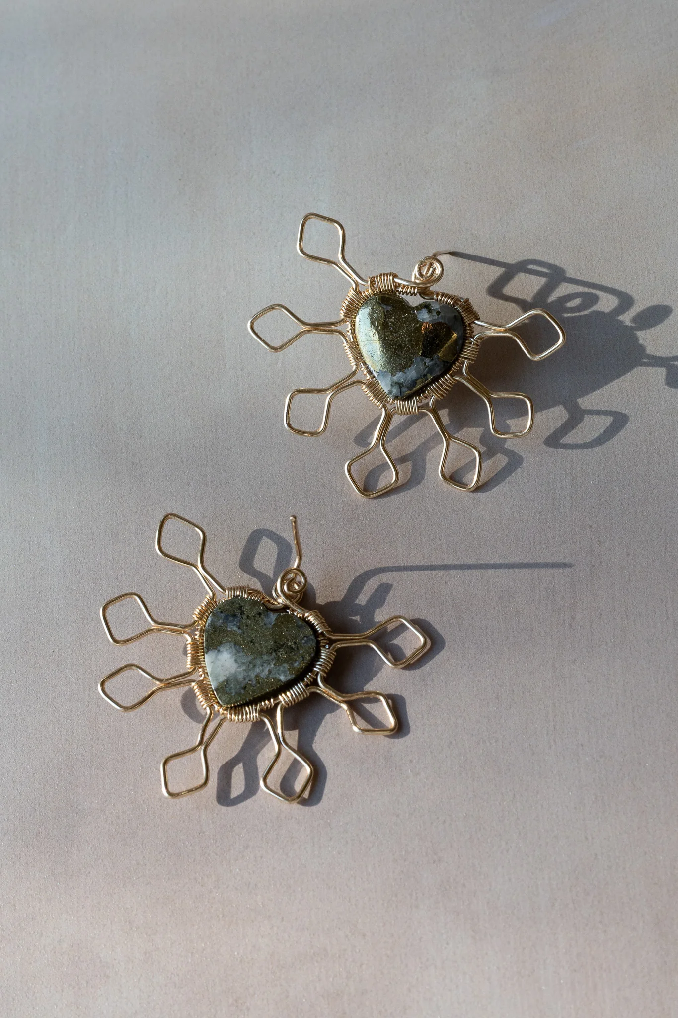 Chalcopyrite Corazón Earrings - Image 5