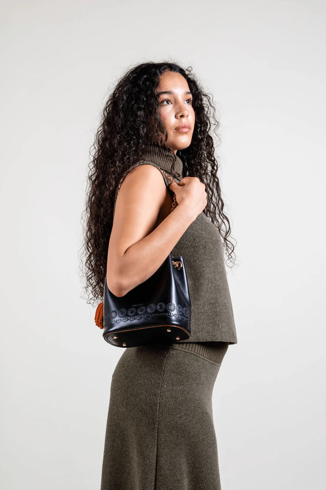 La Maceta Bucket Bag - Black - Image 9