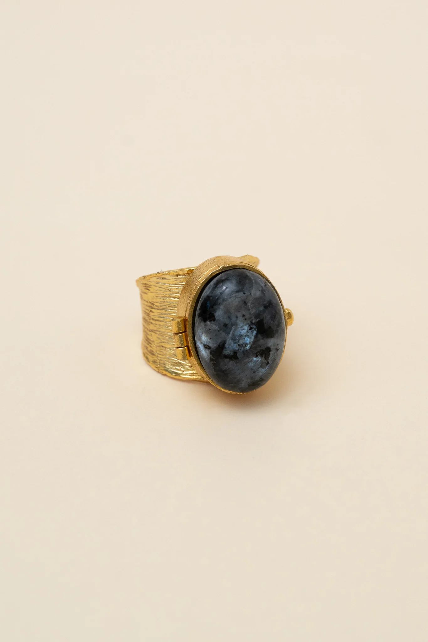 Poison Quartz Locket Ring - Labradorite - Image 4